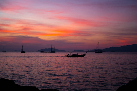 剪影长尾小船与沿海渔村, 美丽