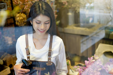 开朗迷人的年轻企业老板花店店花商