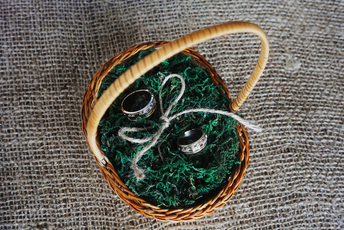 结婚戒指在稻草做的篮子里