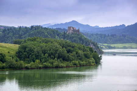 在湖在波兰中世纪 czorsztyn 城堡