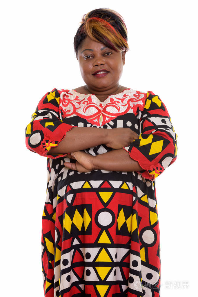 工作室拍摄的快乐胖黑色非洲女人微笑着站