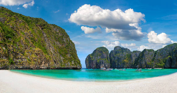 夏日的泰国皮皮岛上的玛雅湾全景