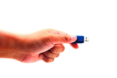 手拿着 usb 数据存储