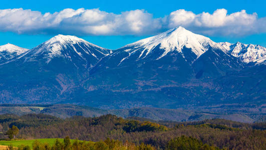 山覆盖着雪, 从 Shikisai 的看法, 从日本北海道, 北海道, 背景