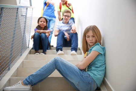 在学校的楼梯上被欺负的十几岁女孩