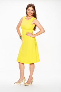 穿着黄色连衣裙的时尚女人