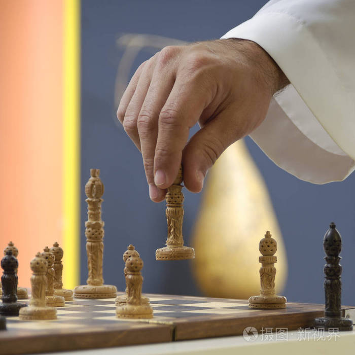 阿拉伯男子手下棋在家里