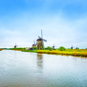 风车和金德 荷兰或荷兰的运河。Unesc