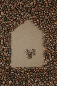 在旧的棕色纸上咖啡豆咖啡版图片