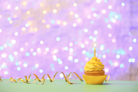 蜡烛的生日蛋糕与模糊的灯