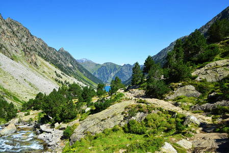 Cauterets 镇附近的山景, 国家公园比利牛。Occitanie 在法国的南部