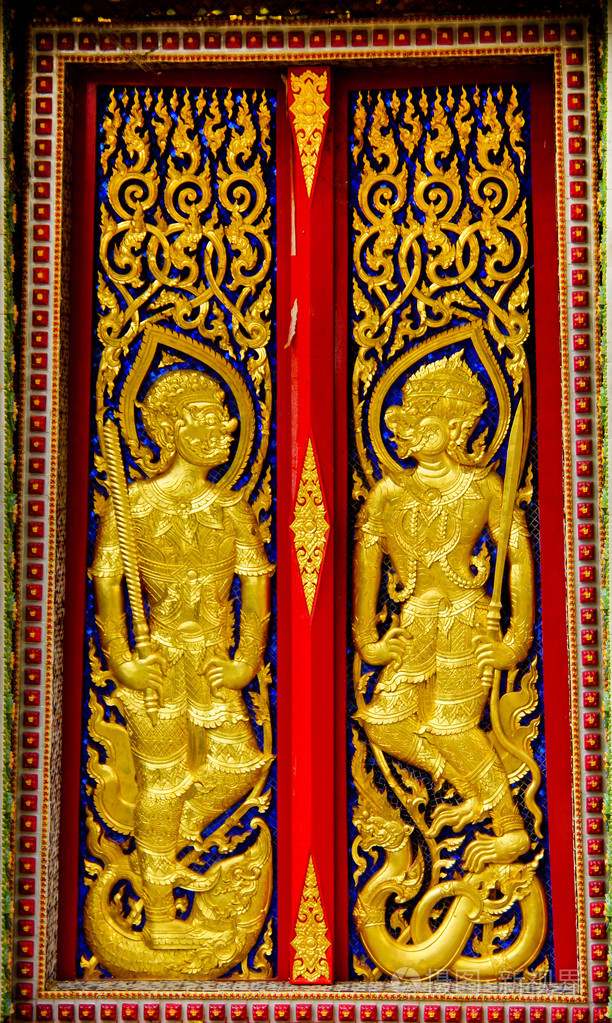 泰国气喘吁吁的木质门在泰国的寺庙