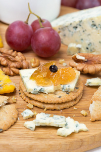 蓝纹奶酪 苹果酱 坚果和葡萄饼干