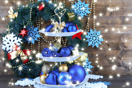 圣诞装饰品在甜点上的坚持色彩木制背景