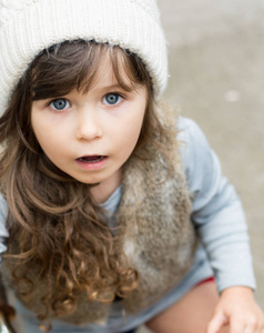 惊喜可爱的孩子4岁戴着暖和的帽子, 嘴巴睁得很大, 看着惊呆了, 大