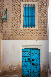 传统的入口大门的房子在受命，突尼斯