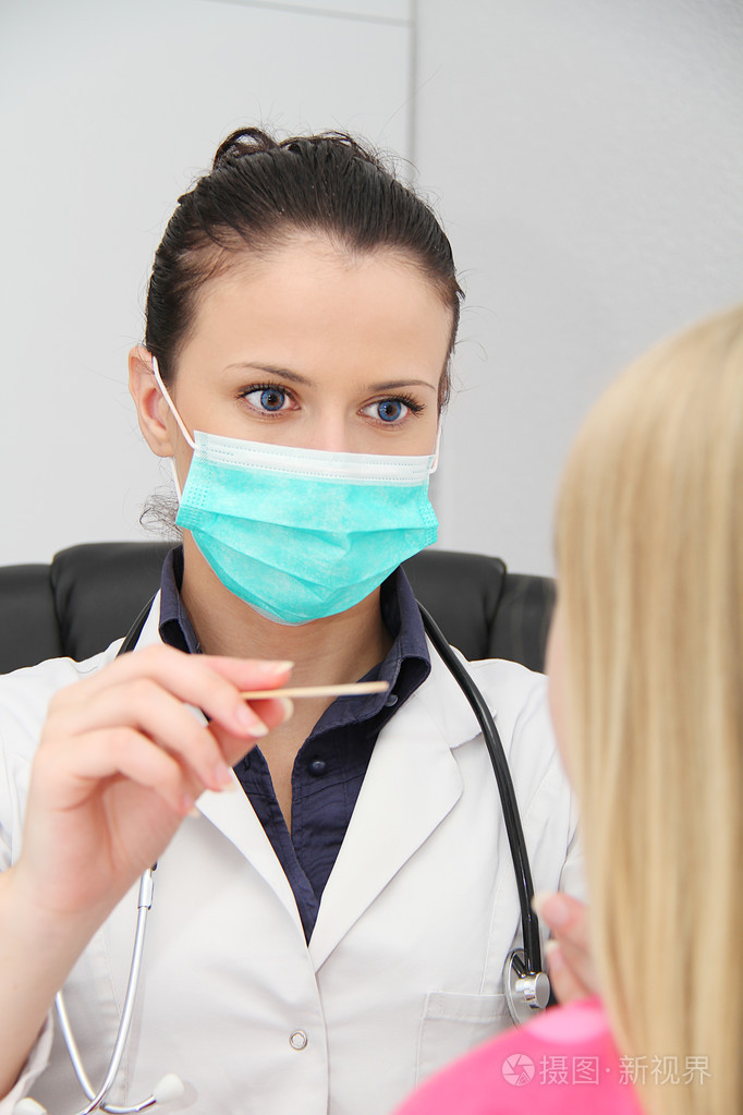 年轻的女孩子由女医生检查身体