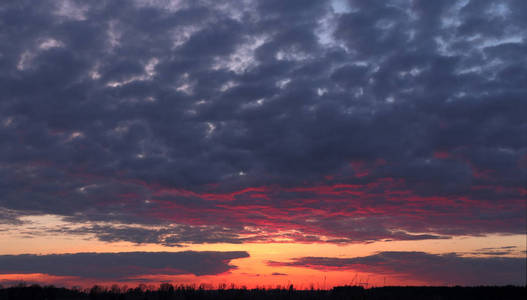 夕阳与乌云的黄昏景观