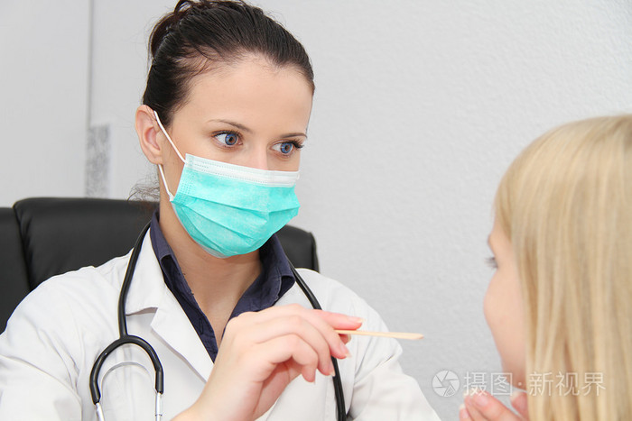 年轻的女孩子由女医生检查身体