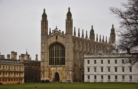 历史悠久的国王学院, 是剑桥大学剑桥分校的一部分, 位于英格兰的河上凸轮上。