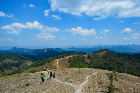 登山者在草山上。高品质的免费股票形象一组漫步在晴朗的天和蓝色的天空背景夏天陡峭的草山雄伟