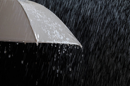 湿保护伞在暴风雨天气与自然雷暴, 在黑色背景照片