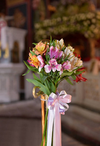 一束花在教堂里。教会装饰为仪式