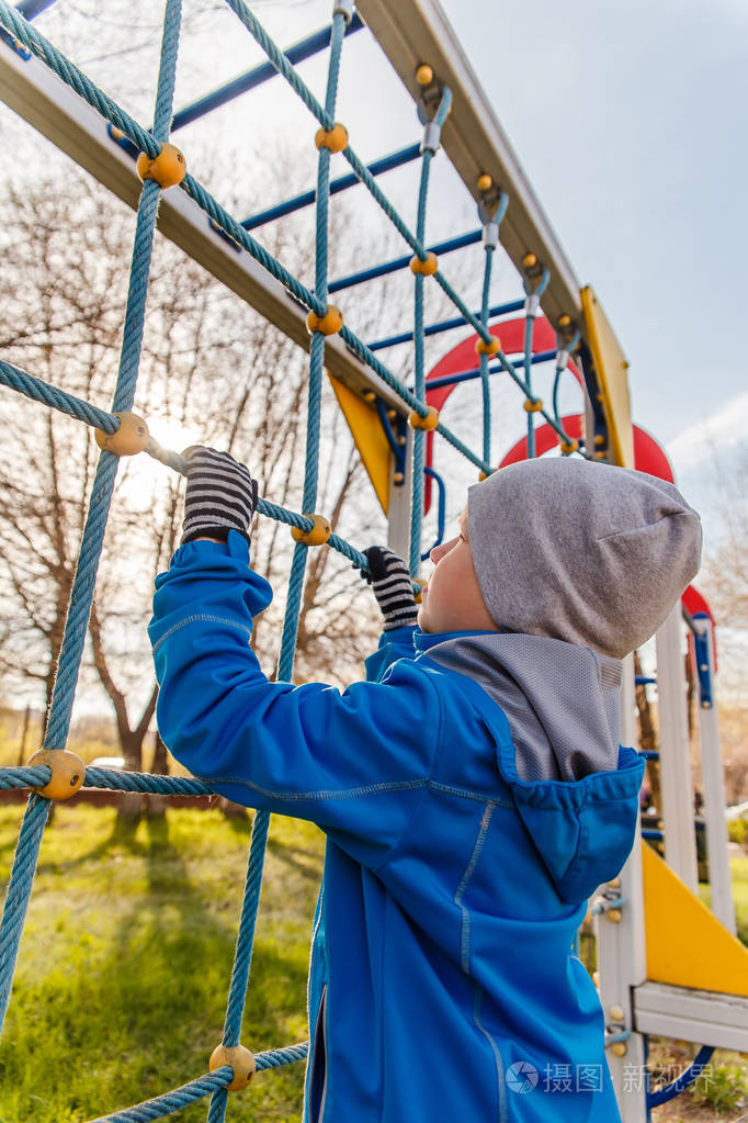 孩子在户外儿童游乐场玩耍