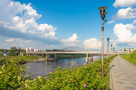 在夏天的楼梯和路灯的河流路堤