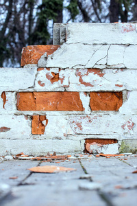 旧砖墙和木地板的一部分。旧的白色和红色砖墙和木地板的纹理