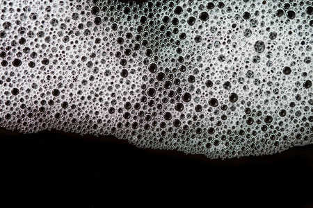 抽象背景白色肥皂泡沫纹理。洗发水泡沫与