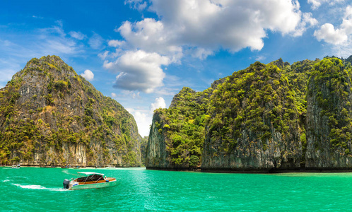 夏日的泰国皮皮岛上的玛雅湾全景