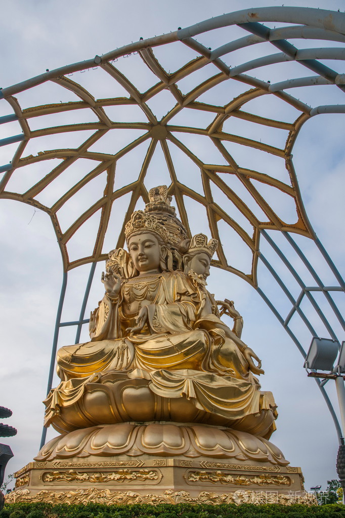 深圳市, 广东省黄金被包围的东部大梅沙华兴寺佛佛陀坐在莲花上