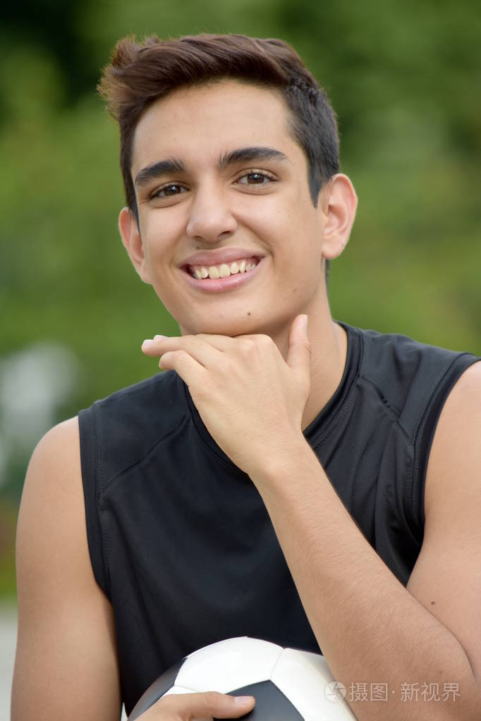 英俊的拉丁男性足球运动员