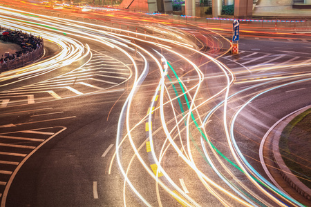 光迹的迂回的道路上