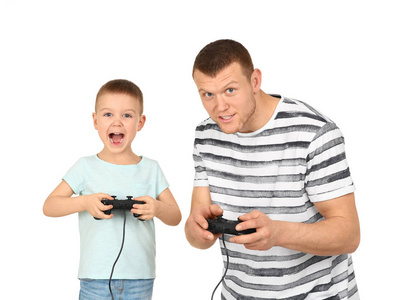 快乐的爸爸和他的儿子玩视频游戏的白色背景。父亲节庆典