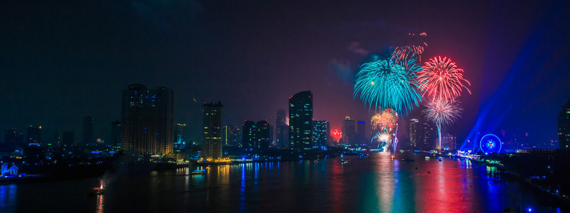 在夜间的曼谷市