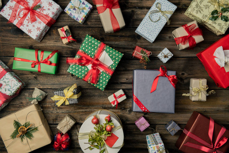 许多圣诞节或生日礼物的盒子在垂直顶部视图复古木材。礼品礼物盒装饰框。圣诞节寒假节日社交媒体卡背景