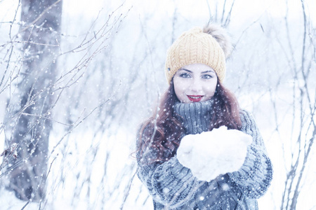 美丽的女孩在美丽的冬天雪