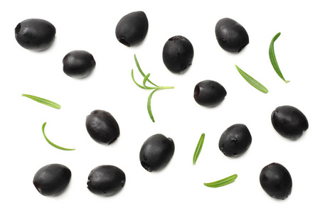 腌制黑橄榄与迷迭香查出的白色背景。顶部视图