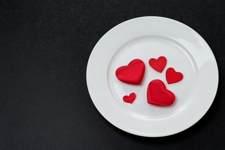 红色的心，在一个白色的盘子，节日服务元素