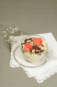 用玻璃杯子里的巧克力的情人节的提拉米苏