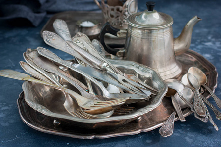 老式旧器皿用镍银制成, 餐具 水壶, 茶匙, 汤匙, 刀, 叉子, 托盘, 碟, 水平, 文本空间