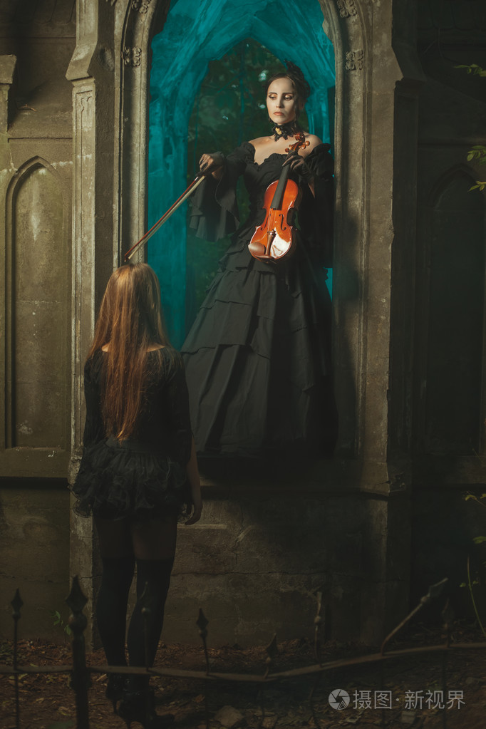 与另一个鬼争论的夜鬼女孩