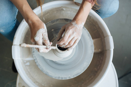手工制作的一个波特的车轮, 手做粘土从各种物品的家和销售在商店和在展览会上, 陶瓷项目是手工制作, 粘土钢坯成为陶瓷菜