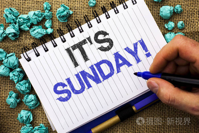 放松休闲的经营理念享受假期周末假期休息日自由放松的人写在笔记本上