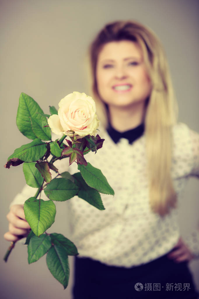 漂亮女人与白色的玫瑰花