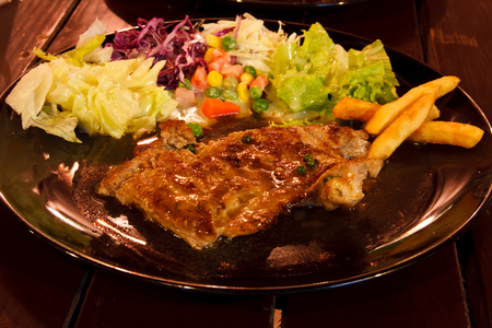 煎的牛排配蔬菜图片-煎的牛排配蔬菜素材-煎的牛排配蔬菜插画-摄图新