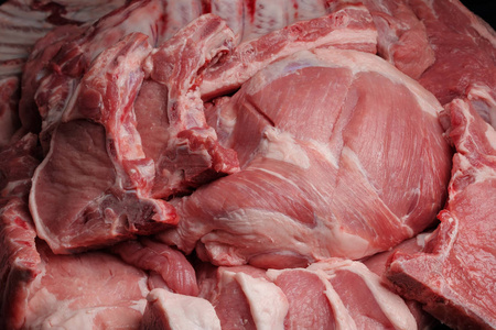 猪肉的品种 里脊肉, 肩, 颈部在纸上的背景。特写