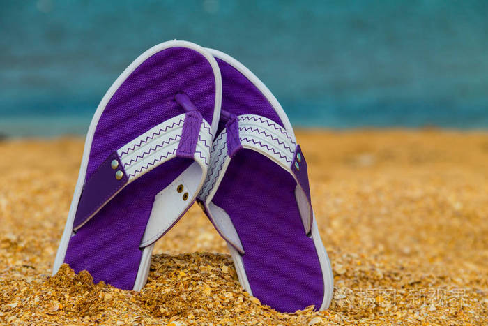 在沙滩上贴上一双拖鞋